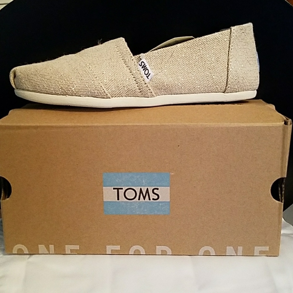 NWT Toms
